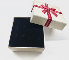 Cargar imagen en el visor de la galería, CAJA DE REGALO CON LAZO | 8.5X8.5X4.5CM | BLANCO INVIERNO
