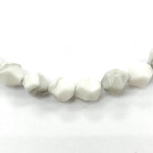 Cargar imagen en el visor de la galería, PIEDRA HEXAGONAL | 8MM | HOWLITA BLANCA
