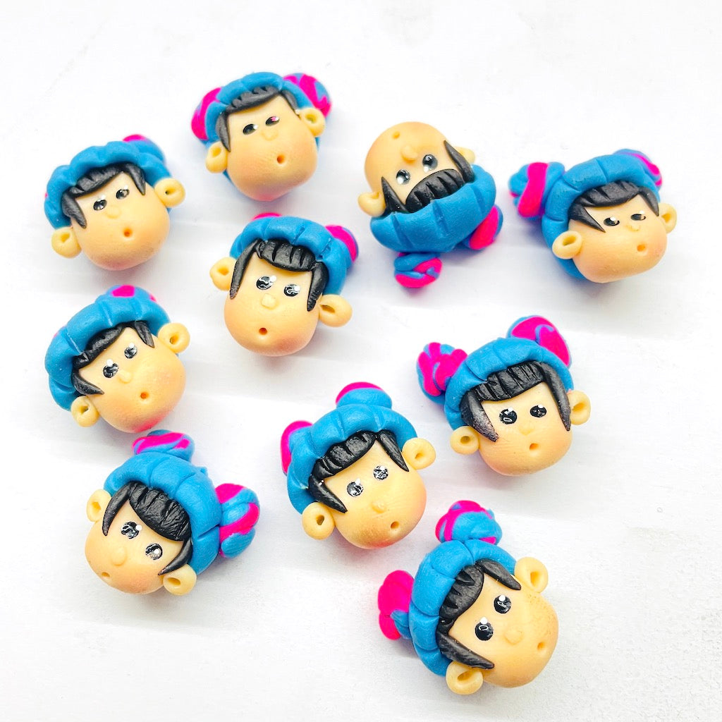 Cabezas de fimo | 18mm | Niña flequillo gorro celeste y rosa | 6und