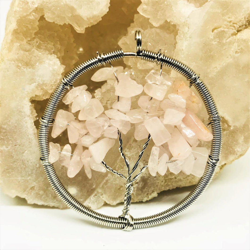COLGANTE CIRCULO ARBOL CON PIEDRA CHIP | 55MM | CUARZO ROSADO