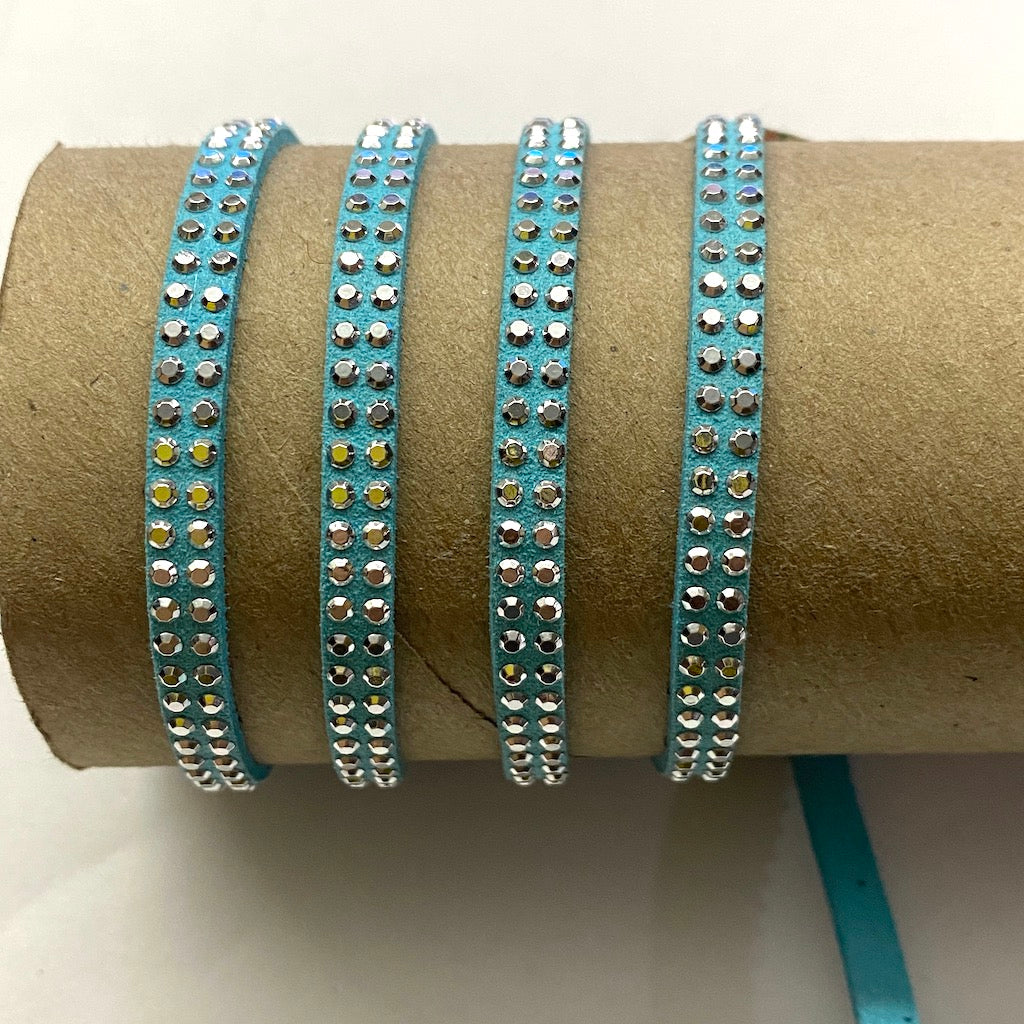 GAMUZA CON STRASS | 7MM | 1MTR | CELESTE